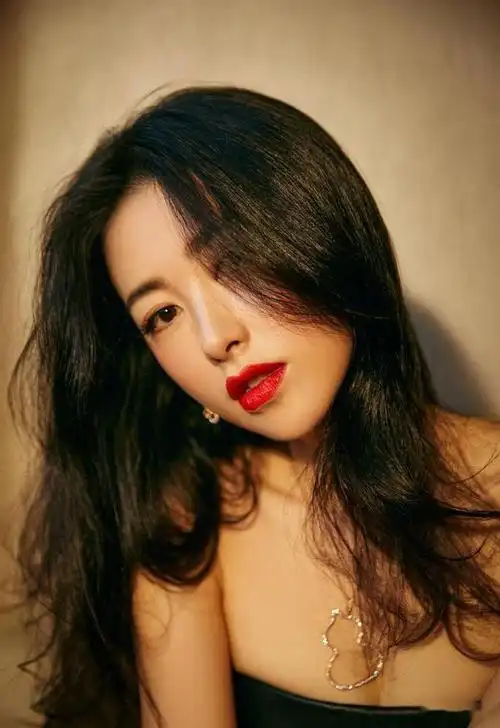 以"京圈公主"之称号而闻名,她连续八年荣登全球最美面孔榜首,如今已经