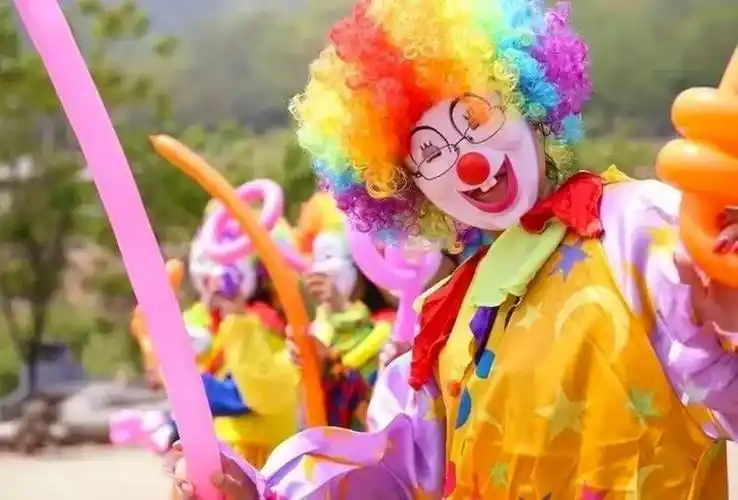 趣味十足的小丑表演,让人拍手叫绝,欢呼不断