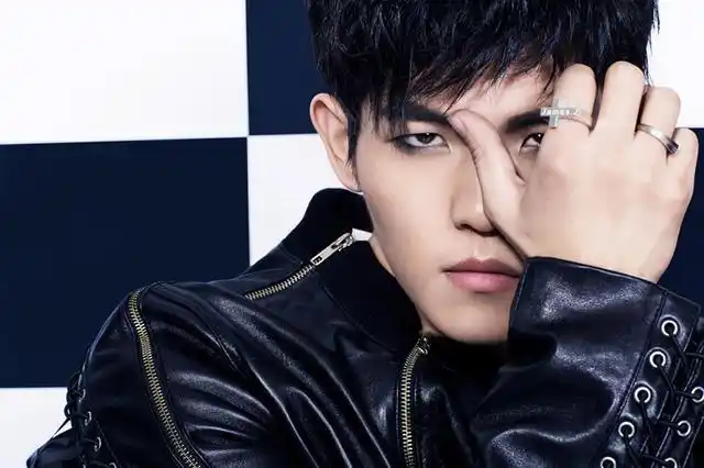 原标题:   近日,素有"小周杰伦"之称的艺人周展翅携一曲新作《山寨