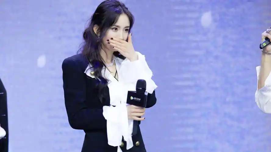 杨幂 出席腾讯视频年度发布会 宣传电视剧《斛珠夫人》