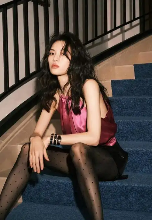 钟楚曦一直以她独特的时尚风格和大胆的穿搭而闻名.