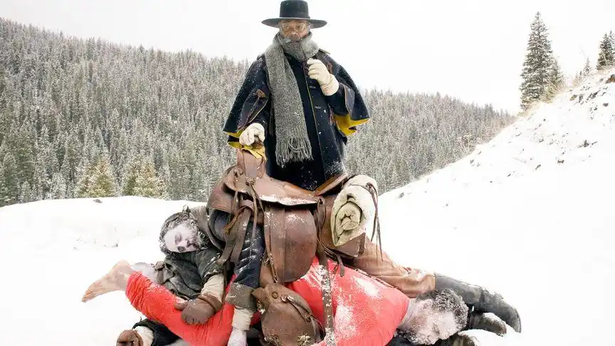 美国西部南北战争时,八个赏金猎人凑一起打个成语,无人生还