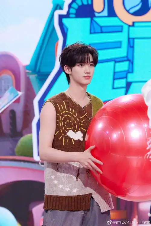 丁程鑫魔性小辫##你好星期六#丁程鑫扎小辫儿好可爱,今天也是过六一