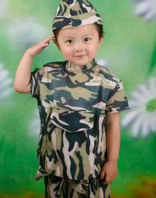 对于赵今麦的印象就是属于可爱风格的,然而从小时候的"证件照"来看