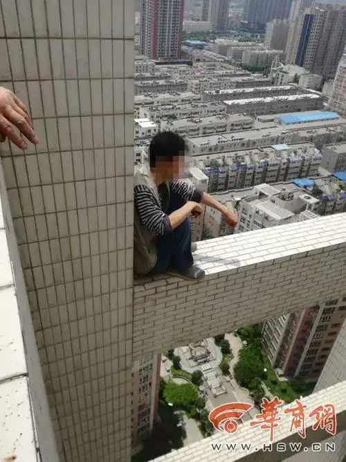 长安区50岁男子爬上天台欲跳楼轻生警民合力解救