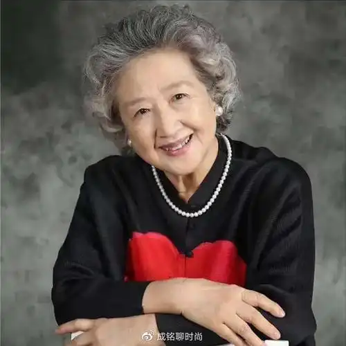 老年人在六十岁前,发型就按照五十岁的感觉做,不仅不会显老,至少也能