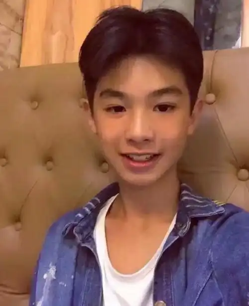 最可爱的明星童年照#黄明昊小时候的照片也太太太太可爱了吧!