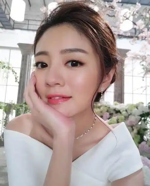 安以轩发出了9张照片,其中这一张是在镜头内看自己,侧脸的她也是大