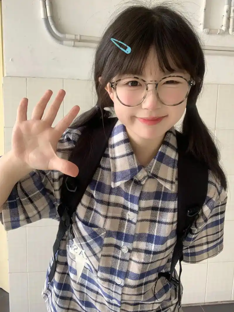 隔壁班那个戴眼镜的女孩还蛮可爱的π_π.#甜妹 #圆圆脸 # - 抖音