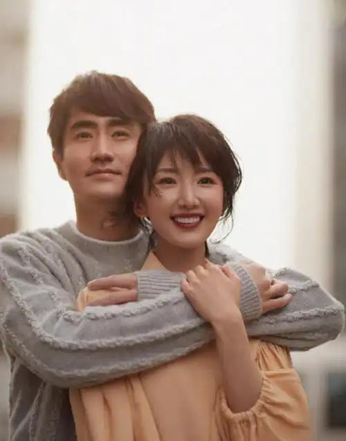 又发糖了,毛晓彤晒与杨玏合拍的情侣写真,喊话就这样在你身边|陈翔