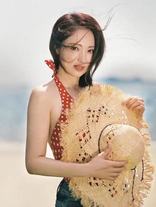 董璇晒海边随拍,穿红色深v挂脖衫秀美背风情妩媚,楚楚动人!