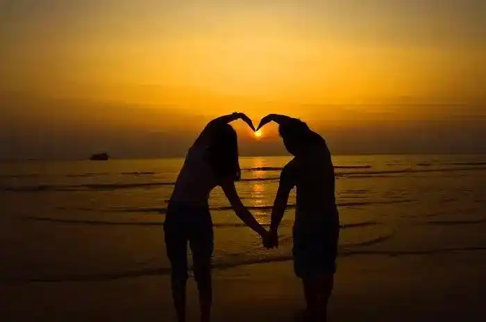 情侣发朋友圈秀恩爱的文案(情侣秀恩爱朋友圈文案好玩有趣的秀恩爱