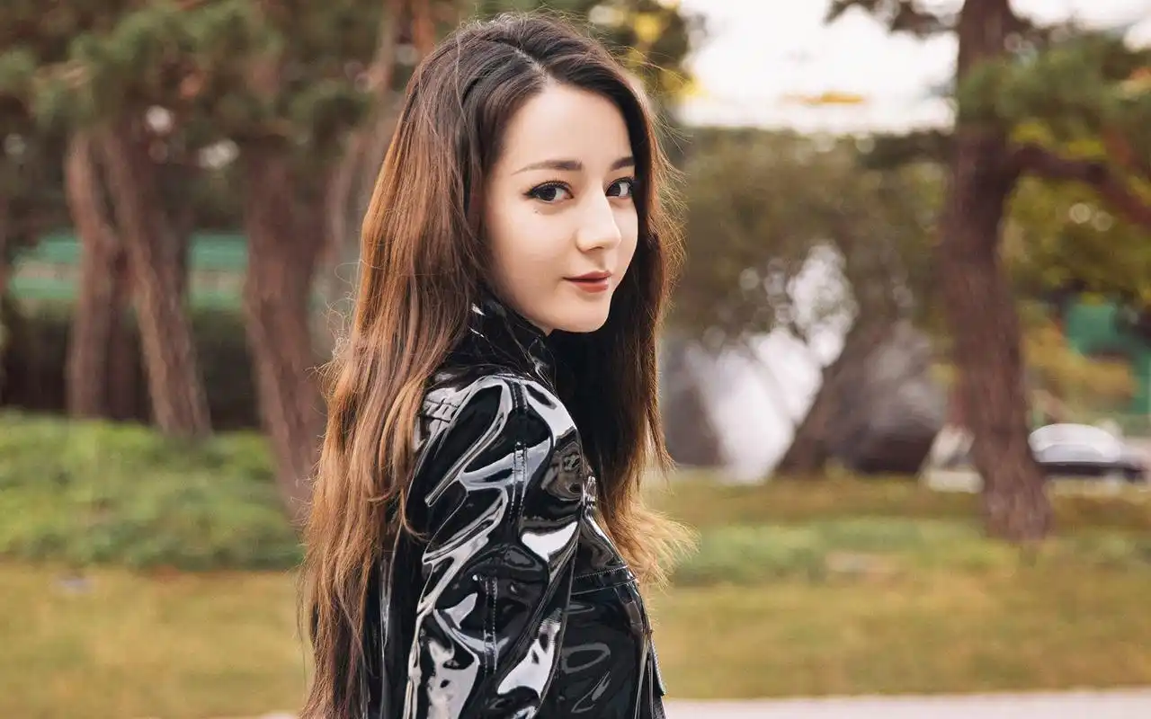 迪丽热巴皮衣性感高清桌面壁纸