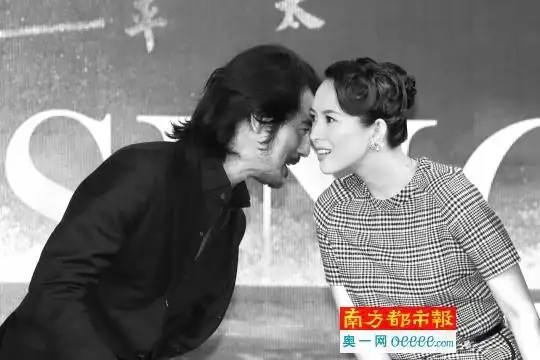 金城武与章子怡在发布会上耳语.cfp供图