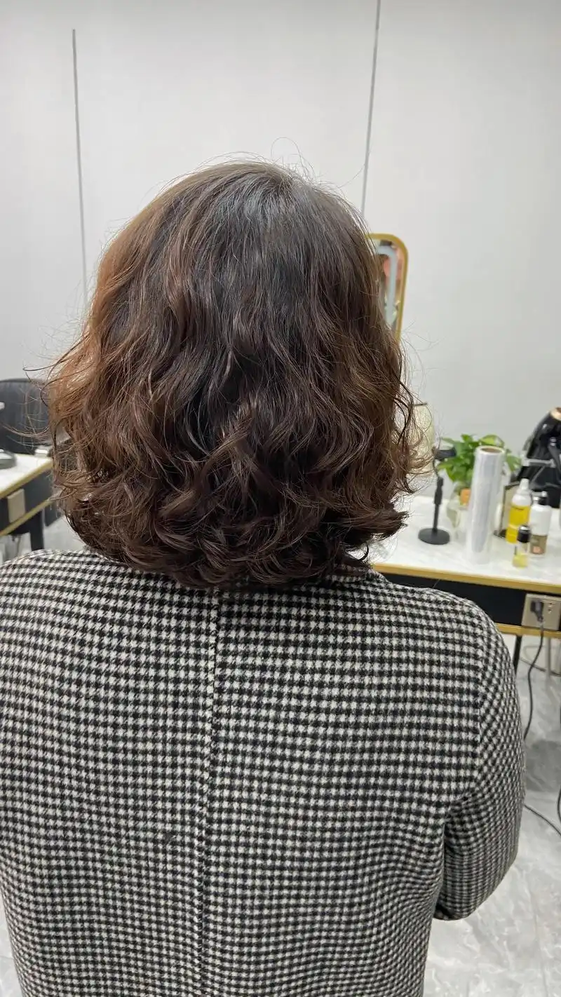 卷发可以让发型看起来更有立体感,提升气质.细软头发 - 抖音