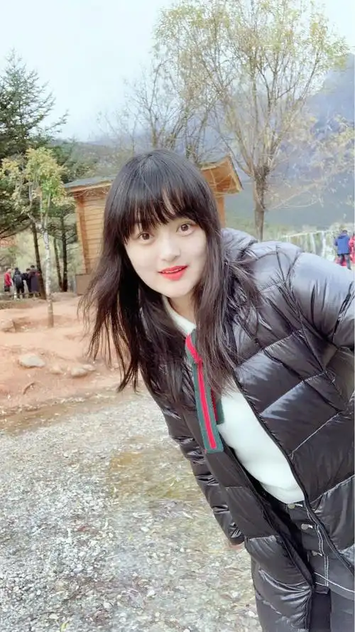 赵丽颖助理瘦身成功   在其它美照中,赵丽颖助理元元与友人合影,身