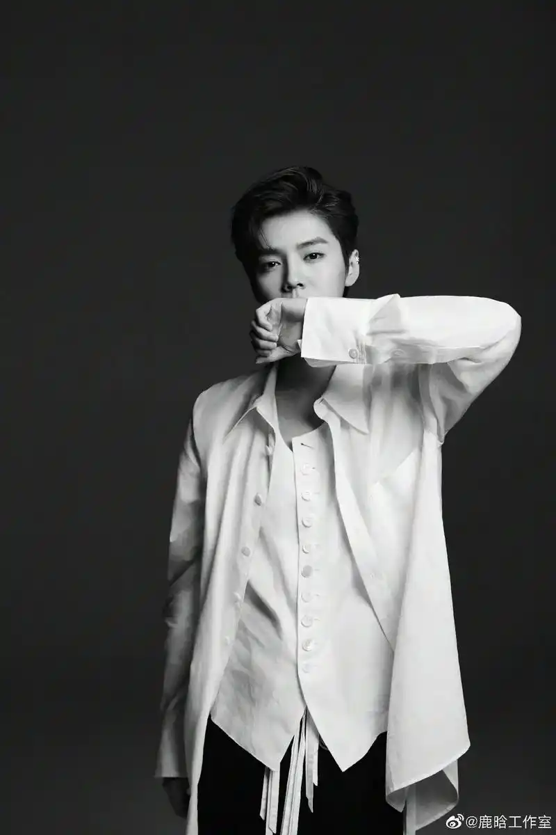 鹿晗黑白写真鹿晗新歌keepmealive