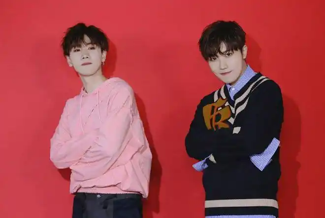 这个夏天有点甜汪苏泷靳梦佳当街甜蜜拥吻