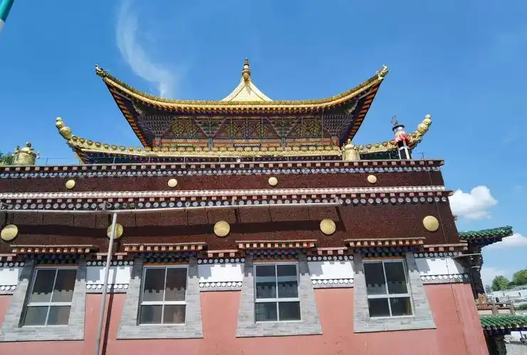 2020年7月27日乘火车赴青海,28日下午游览塔尔寺.