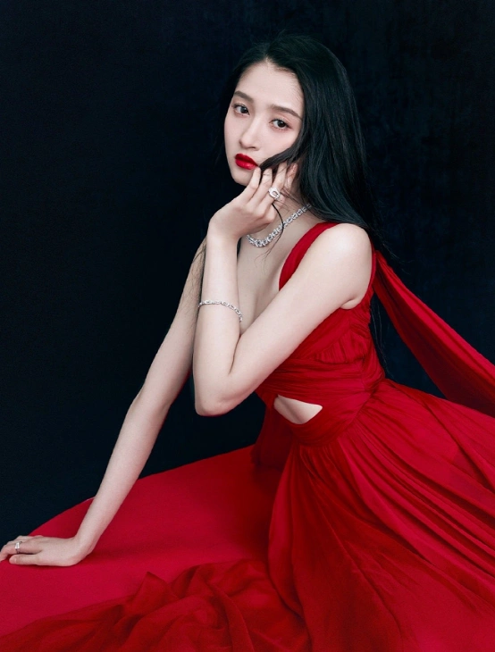 关晓彤也是蛮有料的!上海电影节暗黑抹胸裙秀身材,不愧是富贵花