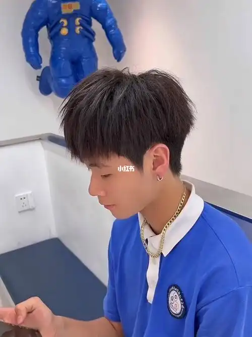 男生一定要尝试的发型摩根碎盖帅气有型