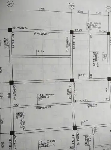 两个梁同样在柱上支撑截面尺寸不一样那个是主梁那个是次梁.