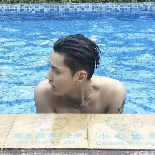 吴亦凡泳池秀身材帅气撩人游泳大概是最适合夏天的运动项目了既能锻炼