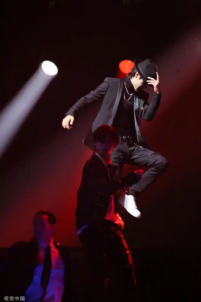 王一博穿黑色西装酷帅有型 跳超a舞蹈引全场尖叫_娱乐频道_中国青年网