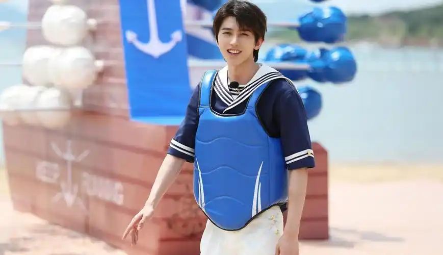 蔡徐坤穿水手服,还是蛮帅的,隔着屏幕都能感受到鲜_高清图集_新浪网