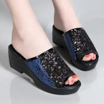 中老年人拖鞋女坡跟新款夏季软底中年妇女外穿夏天妈妈穿的凉拖新款