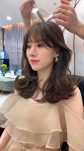 女生发型 中长发 > 告别女汉子 柔妹子系列中长发款气垫烫女生中长发