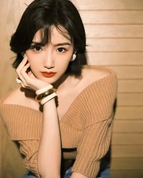 毛晓彤身着mk2022早秋驼色露肩毛衣