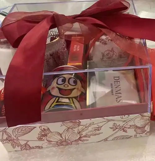 图一和图二是喜糖回礼,里面有一个红包和一包中华,还有自己搭配的喜糖