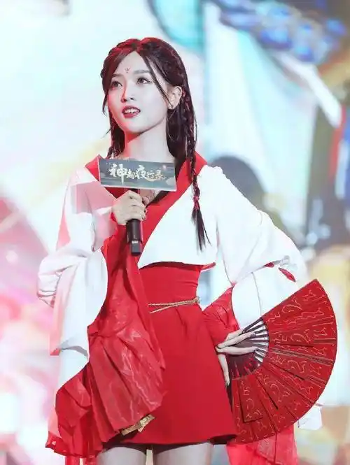 吹爆吴宣仪的颜值,穿小红裙扎麻花辫,变身"国风美少女"了_造型_时尚