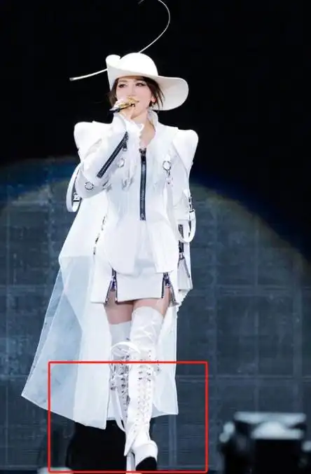 邓紫棋近照变化大喇叭裤配厚鞋底似踩高跷被指身高不足150