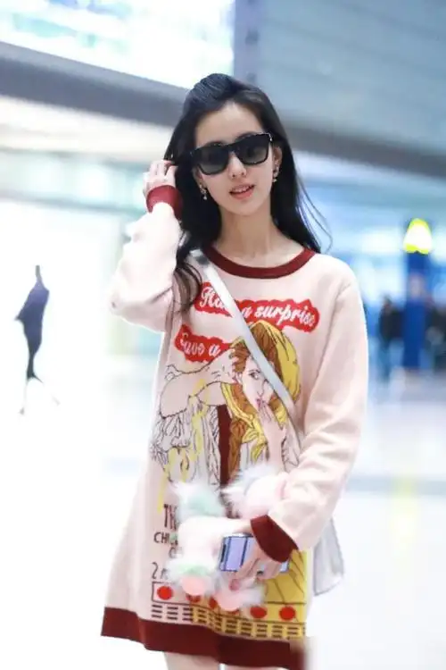 陈都灵素颜出镜甜美到炸美少女t恤清纯又俏皮印花渔夫帽清新