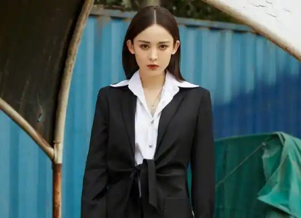古力娜扎身穿黑色西装,完美平衡在中性与性感,干练时尚