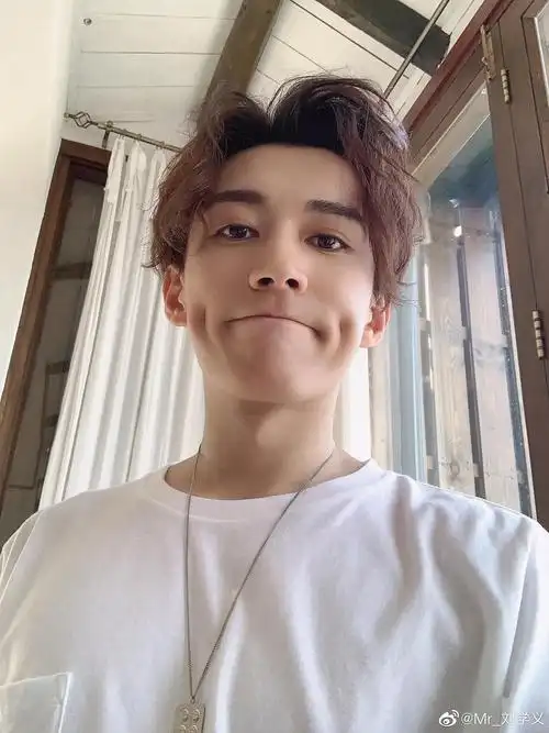 刘学义抿嘴酒窝