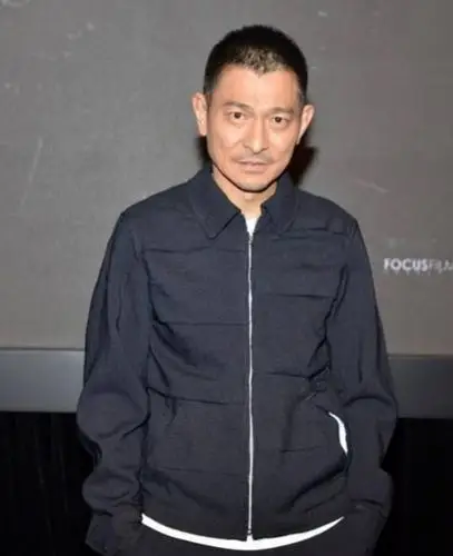 《拆弹专家2》开机照流出,刘德华帅气板寸头出场,工装裤好评!