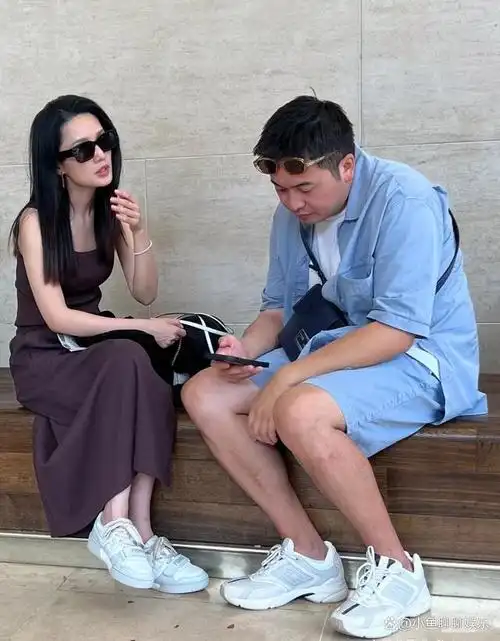 网友卢浮宫偶遇李沁,大赞本人超瘦,同行男子被猜测是男朋友