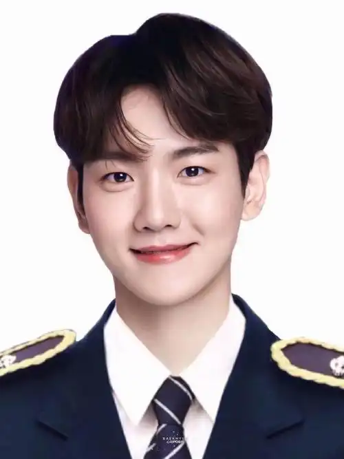 朴灿烈入伍前最后露面:双眼红血丝笑不出来,网友:泯然众人矣_腾讯新闻