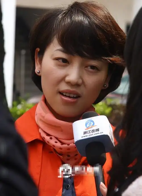 回顾主持人劳春燕风光背后有心酸怀孕仍去上班和丈夫分居17年