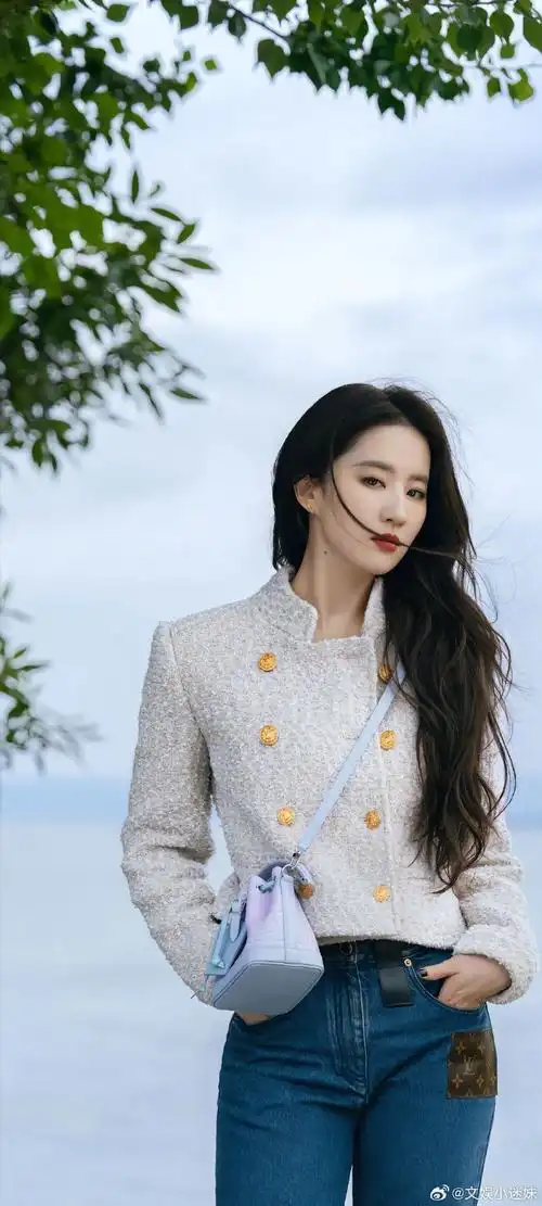 刘亦菲15岁出道至今仍然是亚洲第一美女,刘天仙170cm,会英语 粤语