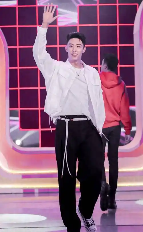 型男黄景瑜男友力max,宋总颜值高身材棒,衣品也决不含糊_感觉_白色