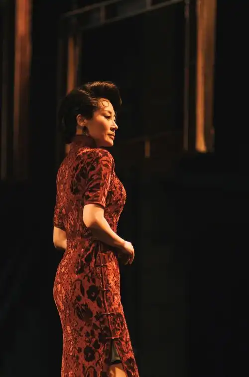 原创被50岁许晴惊艳,一袭旗袍"s"曲线性感迷人,穿出优雅复古美