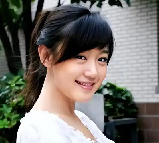 入佛门一年就有恋情?46的薛佳凝与男友车内深吻,难怪胡歌意难平