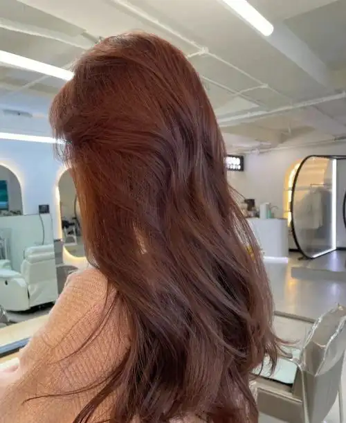 就可以染出来最浅的红棕色当然除了染过黑色或者黑茶色的头发,只能先