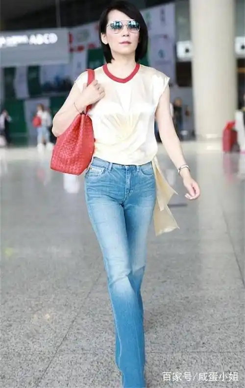 47岁俞飞鸿这腿太能撩了高腰牛仔裤心机十足女王气质盖不住了