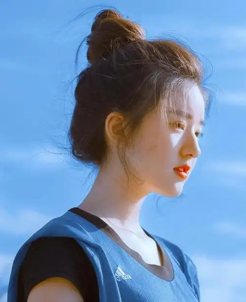 你们都羡慕她的发量,而我只羡慕她的发际线,元气满满啊#赵露思  #发量