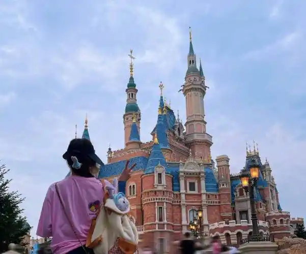 虽然刘诗诗并没有露出正脸,都是背影照,但看着她一会儿比耶,一会儿